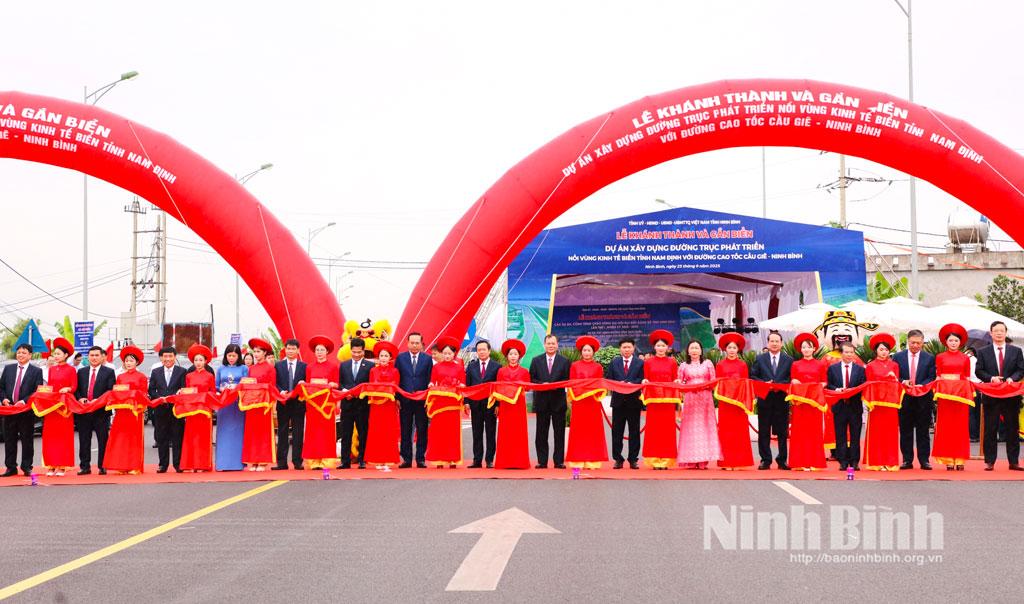 Các đồng chí Thường trực Tỉnh ủy và các đại biểu thực hiện nghi thức cắt băng khánh thành tuyến đường.