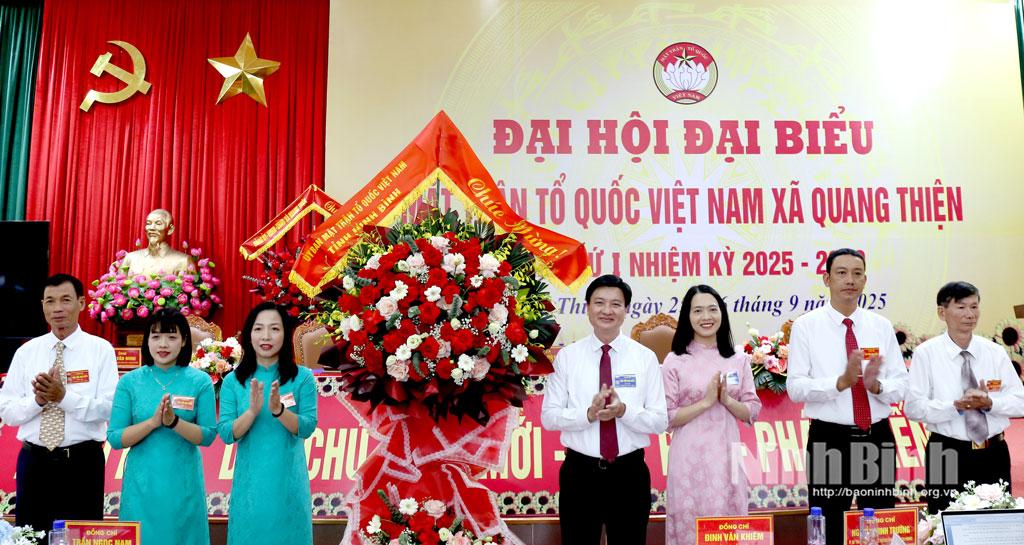 Đồng chí Trần Ngọc Nam, Tỉnh ủy viên, Phó Chủ tịch Ủy ban MTTQ Việt Nam tỉnh, Bí thư Tỉnh đoàn Ninh Bình tặng hoa chúc mừng Đại hội.