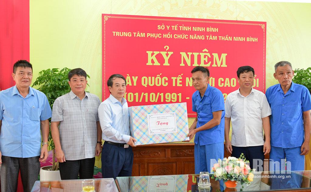 Đồng chí Bùi Hoàng Hà, Ủy viên Ban Thường vụ Tỉnh ủy, Phó Chủ tịch HĐND tỉnh tặng quà người cao tuổi tại Trung tâm phục hồi chức năng tâm thần Ninh Bình.