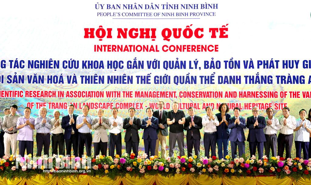 Các đồng chí lãnh đạo tỉnh và các đại biểu dự hội thảo chụp ảnh lưu niệm.