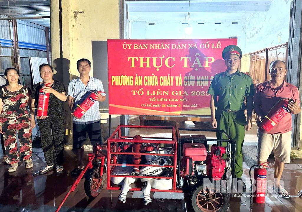 Công an xã Cổ Lễ hướng dẫn Tổ liên gia an toàn PCCC các biện pháp chữa cháy và cứu nạn, cứu hộ.