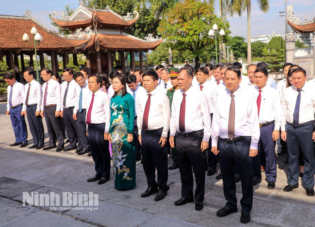 Các đồng chí Thường trực Tỉnh ủy và các đại biểu dâng hương tại khu tưởng niệm các anh hùng liệt sĩ tại phường Hà Nam.