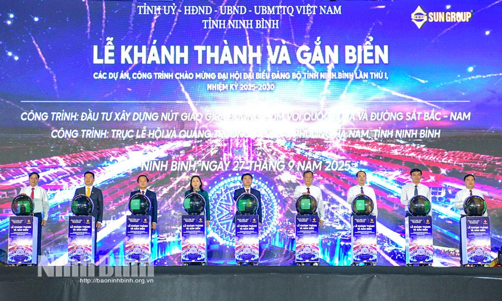 Các đồng chí Thường trực Tỉnh ủy và các đại biểu thực hiện nghi thức khánh thành và gắn biển công trình.