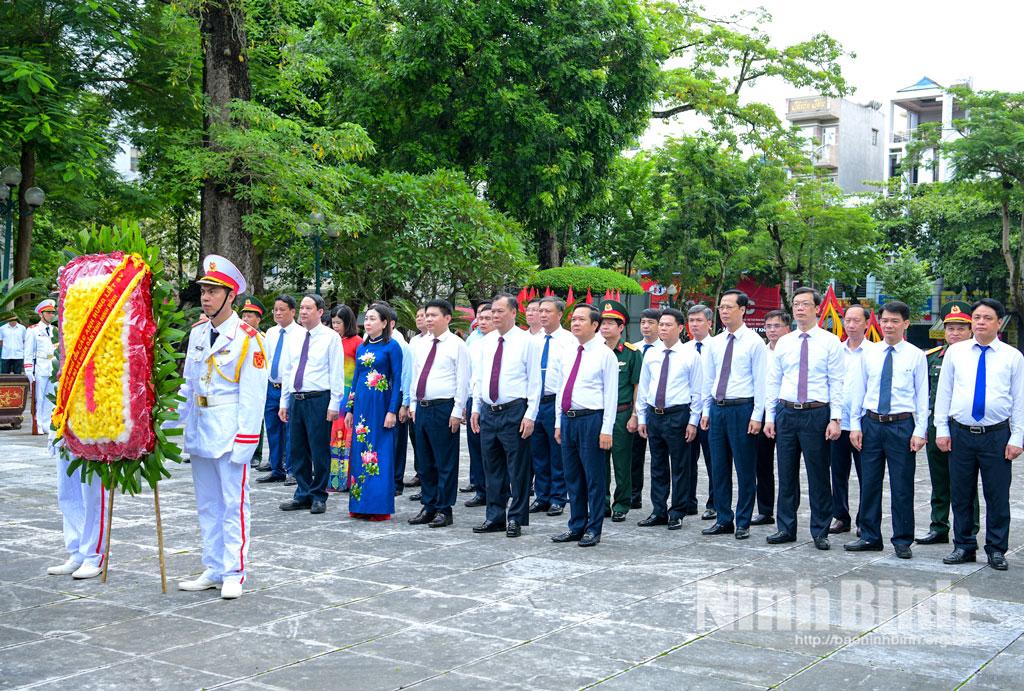 Các đồng chí Thường trực Tỉnh ủy và các đại biểu đặt vòng hoa, dâng hương tưởng niệm các Anh hùng liệt sĩ tại Đài tưởng niệm liệt sĩ khu vực Nam Định, phường Nam Định.