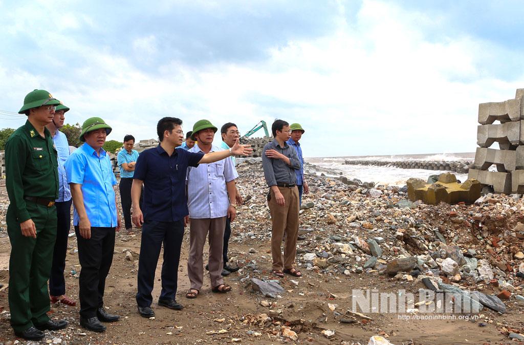 Đồng chí Trần Anh Dũng, Ủy viên Ban Thường vụ Tỉnh ủy, Phó Chủ tịch UBND tỉnh cùng đoàn công tác kiểm tra kè Thịnh Long.