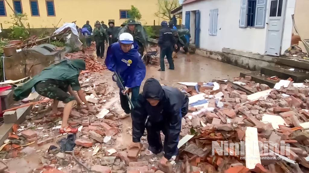 Cán bộ, chiến sĩ Ban Chỉ huy Phòng thủ khu vực 3 - Đông A hỗ trợ dọn dẹp tại các gia đình bị tốc mái, sập hoàn toàn.