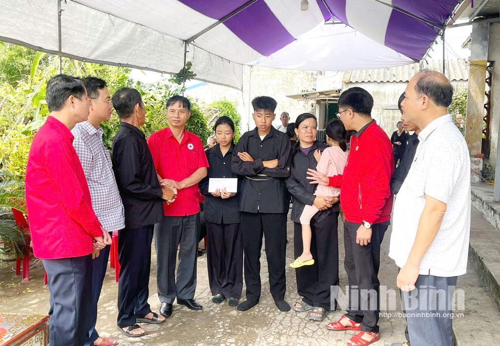 Đoàn thăm hỏi, động viên gia đình nạn nhân Nguyễn Thị Kiều tại khu 2, xã Hải Thịnh.