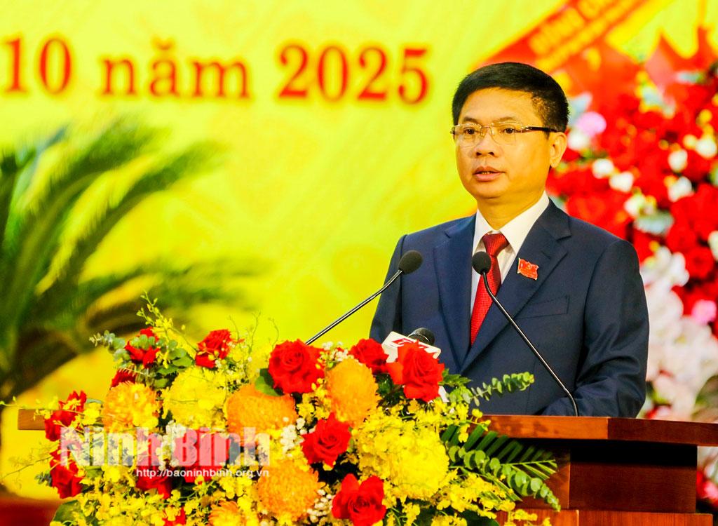 Đồng chí Trương Quốc Huy, Bí thư Tỉnh ủy nhiệm kỳ 2020-2025, Trưởng Đoàn đại biểu Quốc hội tỉnh Ninh Bình trình bày Diễn văn khai mạc Đại hội.