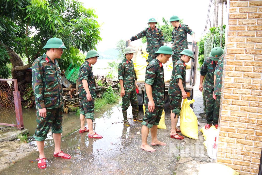 Đắp bao cát chống tràn vào khu dân cư tại xã Thanh Lâm (tỉnh Ninh Bình).