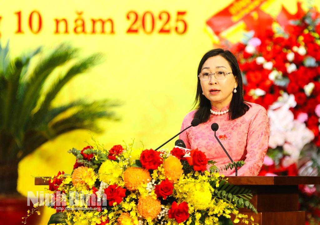 Đồng chí Đinh Thị Lụa, Phó Bí thư Thường trực Tỉnh ủy phát biểu bế mạc Đại hội.