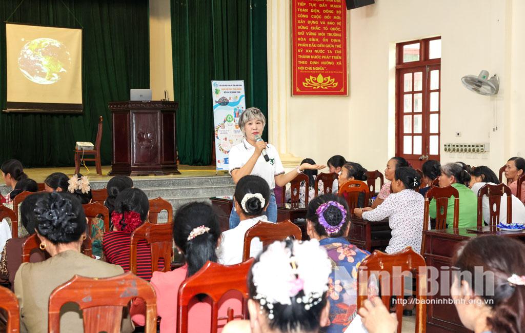 Cán bộ Sở Nông nghiệp và Môi trường truyền đạt chuyên đề “Một số điểm mới của Luật Bảo vệ môi trường năm 2020” và chia sẻ kiến thức bảo vệ môi trường tại buổi tập huấn.