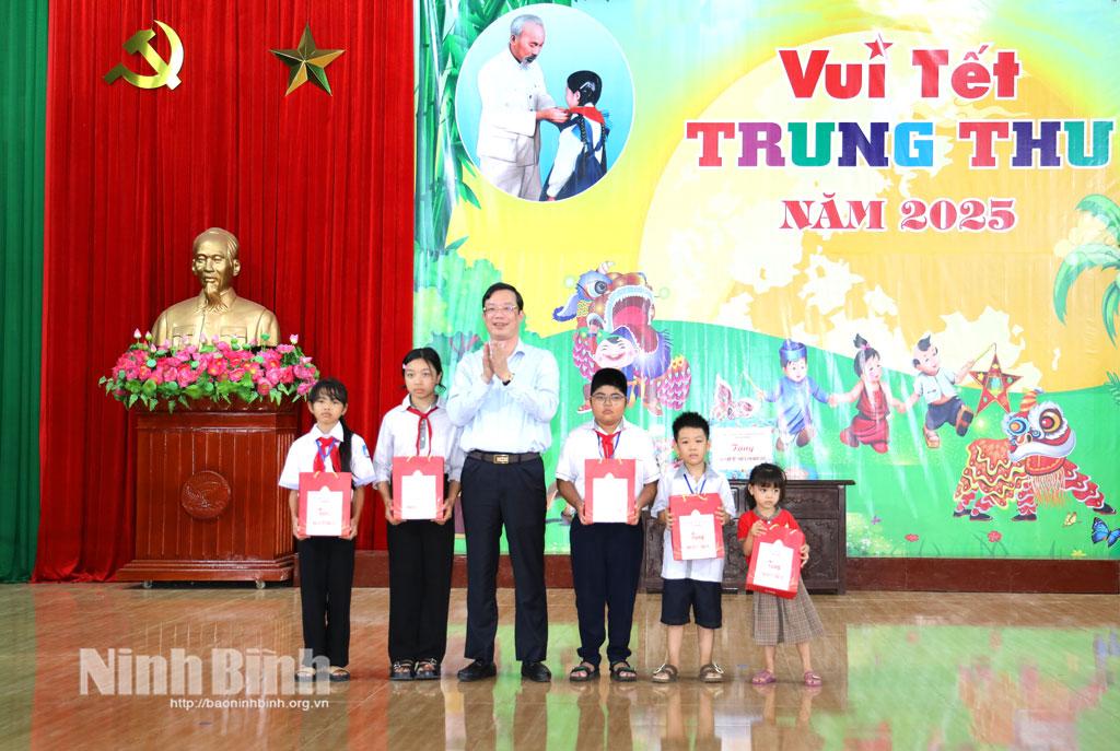Đồng chí Nguyễn Minh Tiến, Ủy viên Ban Thường vụ Tỉnh uỷ, Trưởng Ban Nội chính Tỉnh uỷ tặng quà Tết Trung thu cho các cháu thiếu niên, nhi đồng có hoàn cảnh đặc biệt khó khăn của xã Hải Tiến.