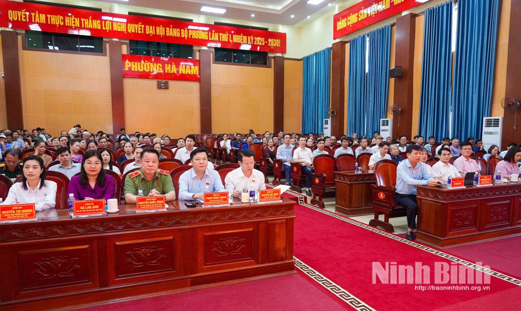 Các đại biểu dự hội nghị tiếp xúc cử tri phường Hà Nam.