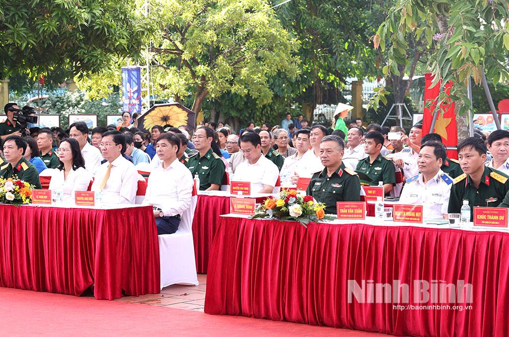 Các đại biểu dự chương trình.