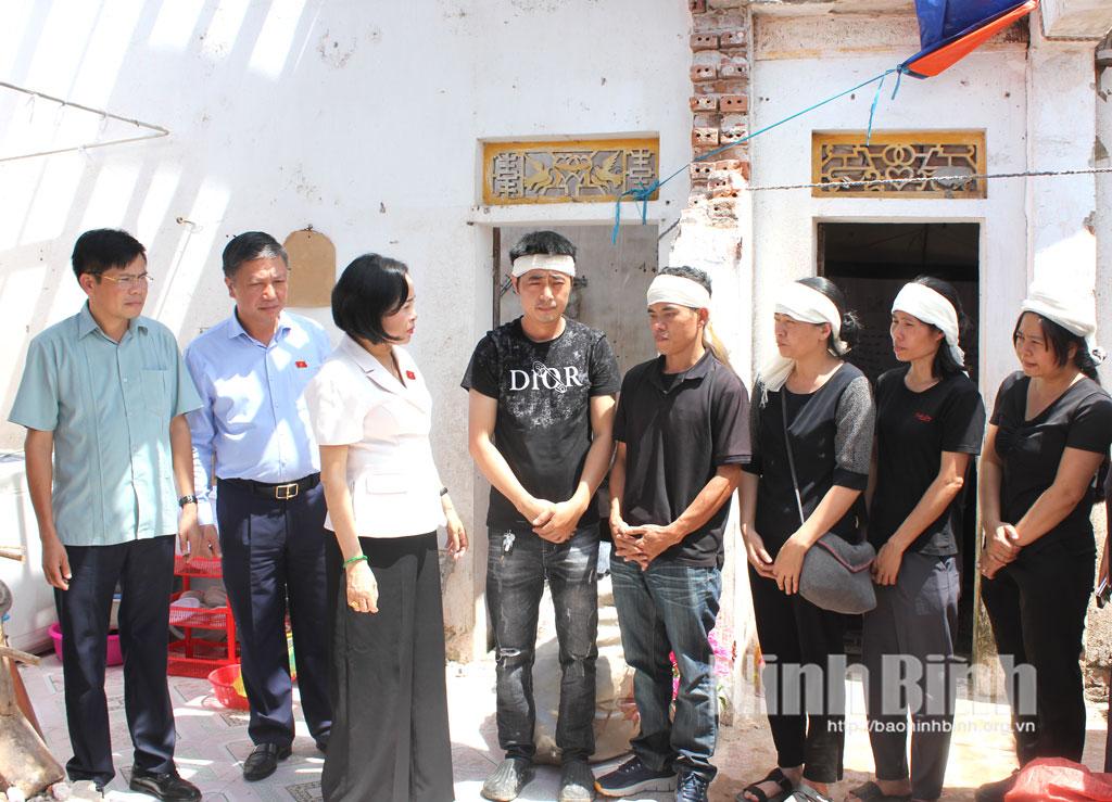 Đồng chí Phó Chủ tịch Quốc hội Nguyễn Thị Thanh chia sẻ, động viên gia đình nạn nhân tử vong do bão số 10 tại xã Chất Bình.