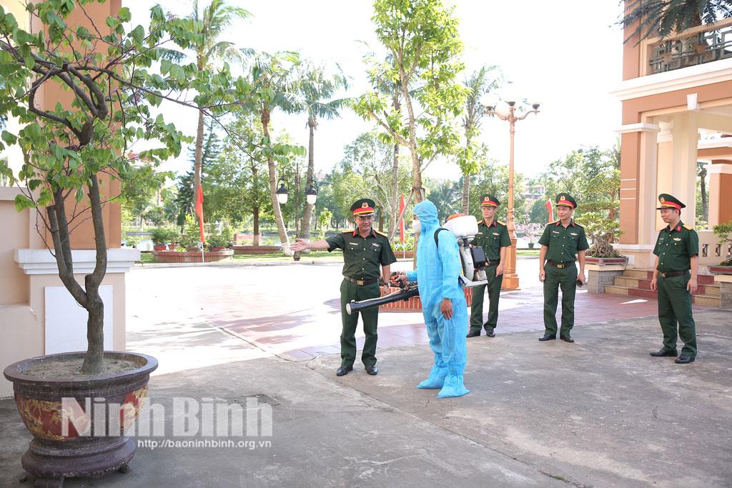 Cán bộ Trung tâm Y tế Nam Định phun hóa chất diệt muỗi, vệ sinh môi trường, tại doanh trại, trụ sở cơ quan Ban Chỉ huy PTKV 3 - Đông A.
