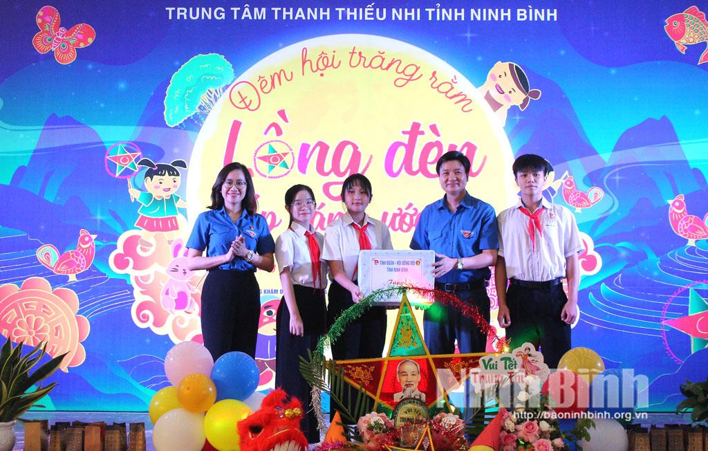 Các đồng chí lãnh đạo Tỉnh đoàn tặng quà cho các em thiếu nhi.