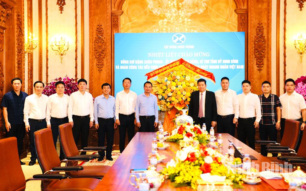 Đồng chí Đặng Xuân Phong, Ủy viên Trung ương Đảng, Bí thư Tỉnh ủy, Trưởng Đoàn ĐBQH tỉnh và đoàn đến thăm, chúc mừng Tập đoàn Xuân Thành.