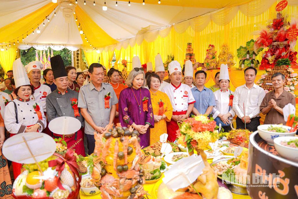 Các doanh nhân, nghệ nhân ẩm thực dâng cỗ tại đền Trùng Hoa.