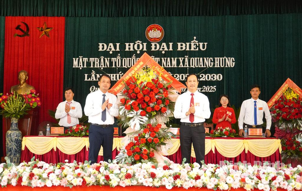 Lãnh đạo Ủy ban MTTQ Việt Nam tỉnh tặng hoa chúc mừng Đại hội.