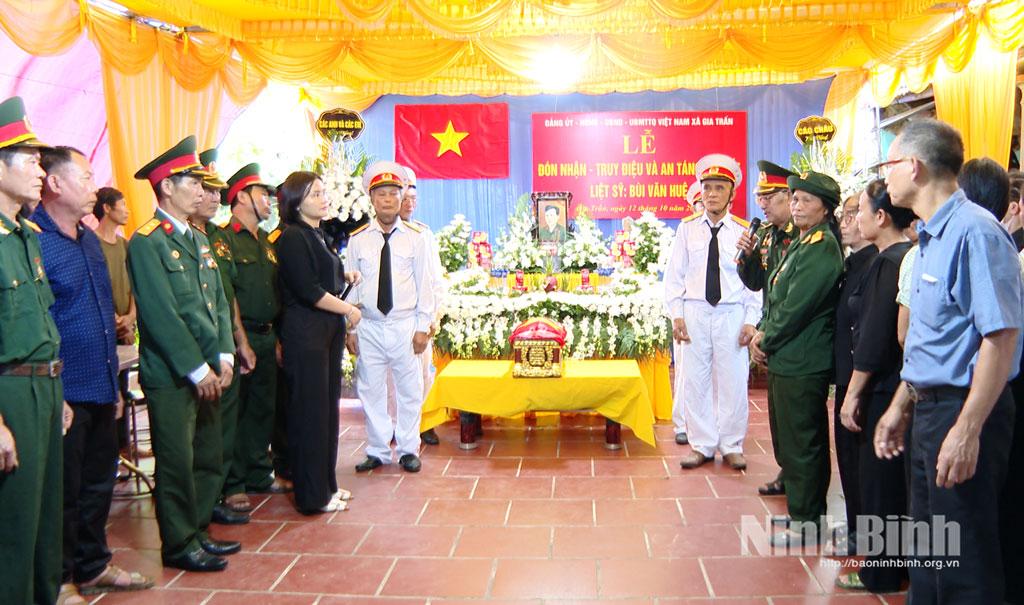 Cán bộ và nhân dân xã Gia Trấn tưởng nhớ và tri ân Liệt sĩ Bùi Văn Huệ.