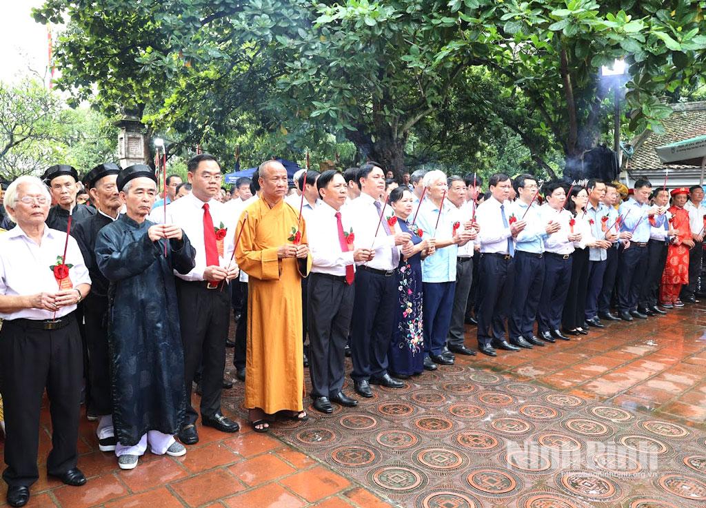 Các đại biểu dự lễ dâng hương.