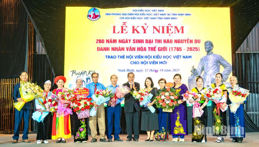 Tặng hoa chúc mừng lễ kỷ niệm 260 năm ngày sinh Đại thi hào Nguyễn Du- Danh nhân văn hóa thế giới (1765 - 2025).