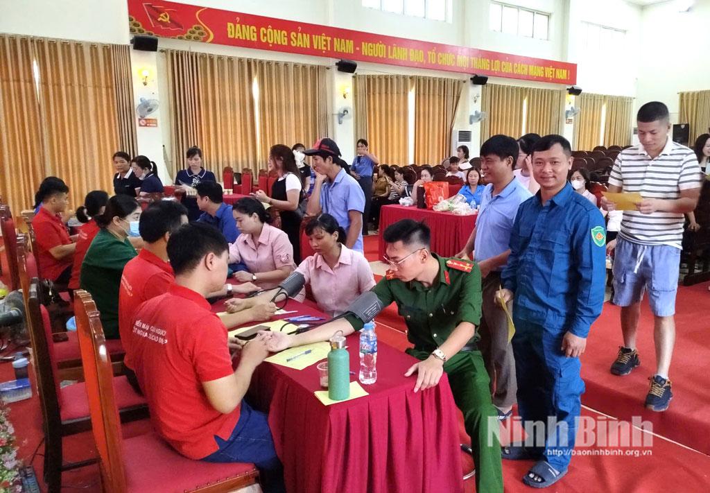 Kiểm tra sức khỏe trước khi hiến máu đối với các tình nguyện viên.