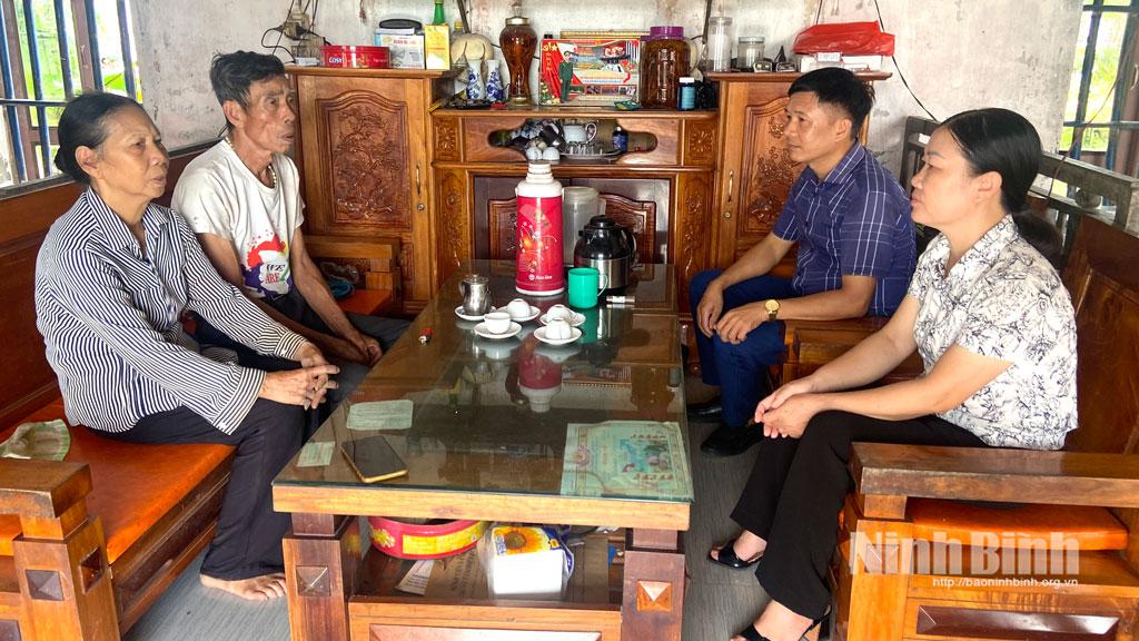 Lãnh đạo Uỷ ban MTTQ Việt Nam xã Quỹ Nhất thăm hỏi, động viên gia đình bà Trần Thị Vóc (thôn 10)- một trong những hộ dân bị ảnh hưởng bởi bão số 10.