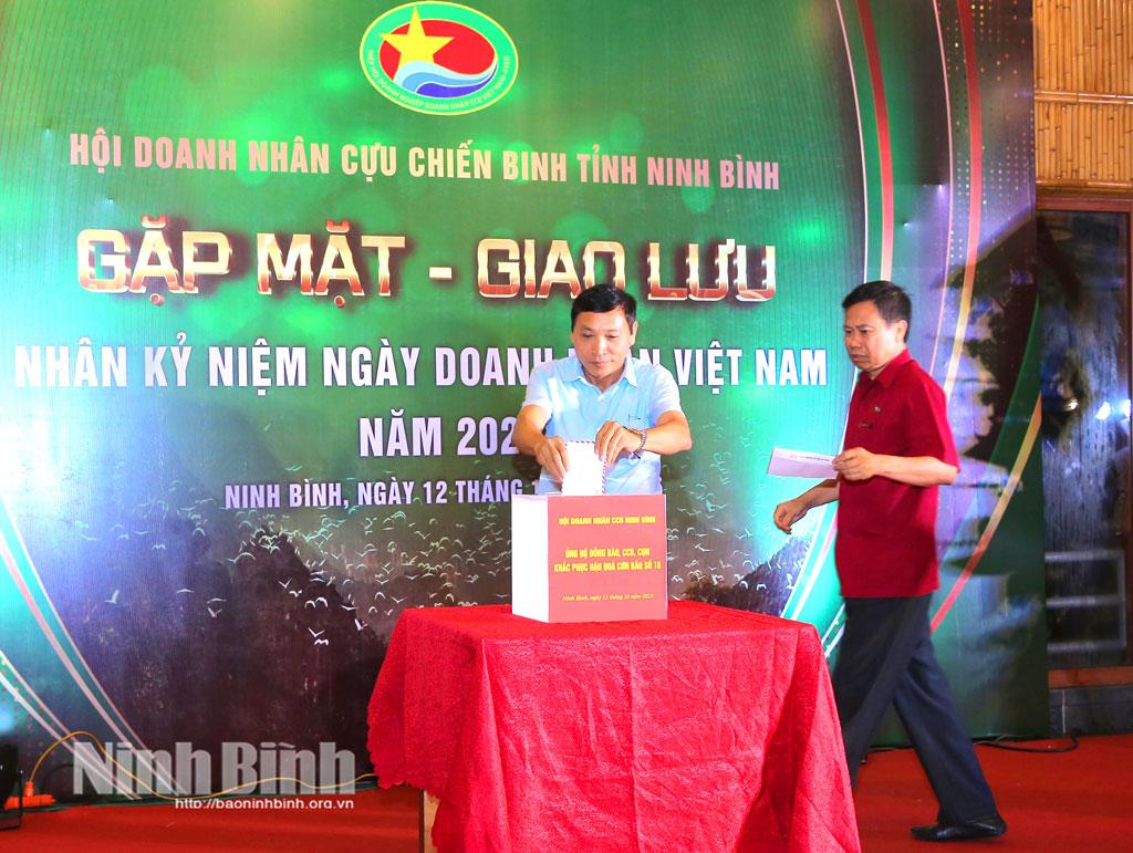 Lãnh đạo Hội Doanh nhân Cựu chiến binh tỉnh Ninh Bình (cũ) quyên góp, ủng hộ nhân dân, hội viên cựu chiến binh bị ảnh hưởng bởi bão số 10.