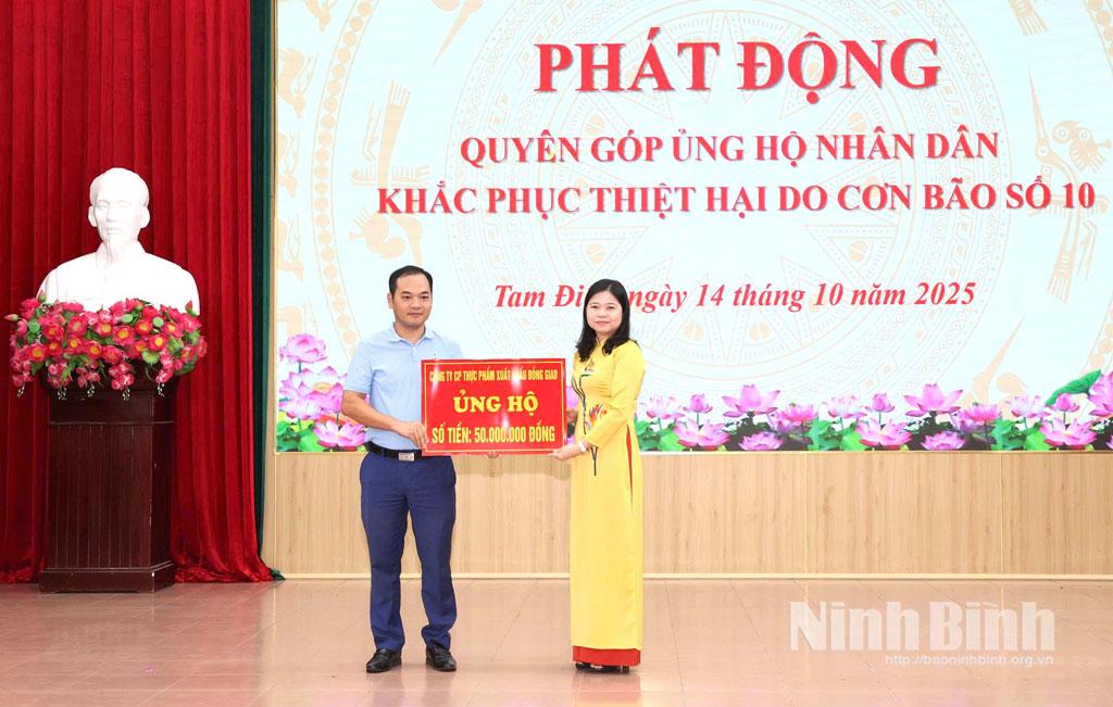 Đại diện Công ty cổ phần Thực phẩm xuất khẩu Đồng Giao trao 50 triệu đồng ủng hộ nhân dân bị ảnh hưởng do bão số 10 (Bualoi). Ảnh: Minh Quang