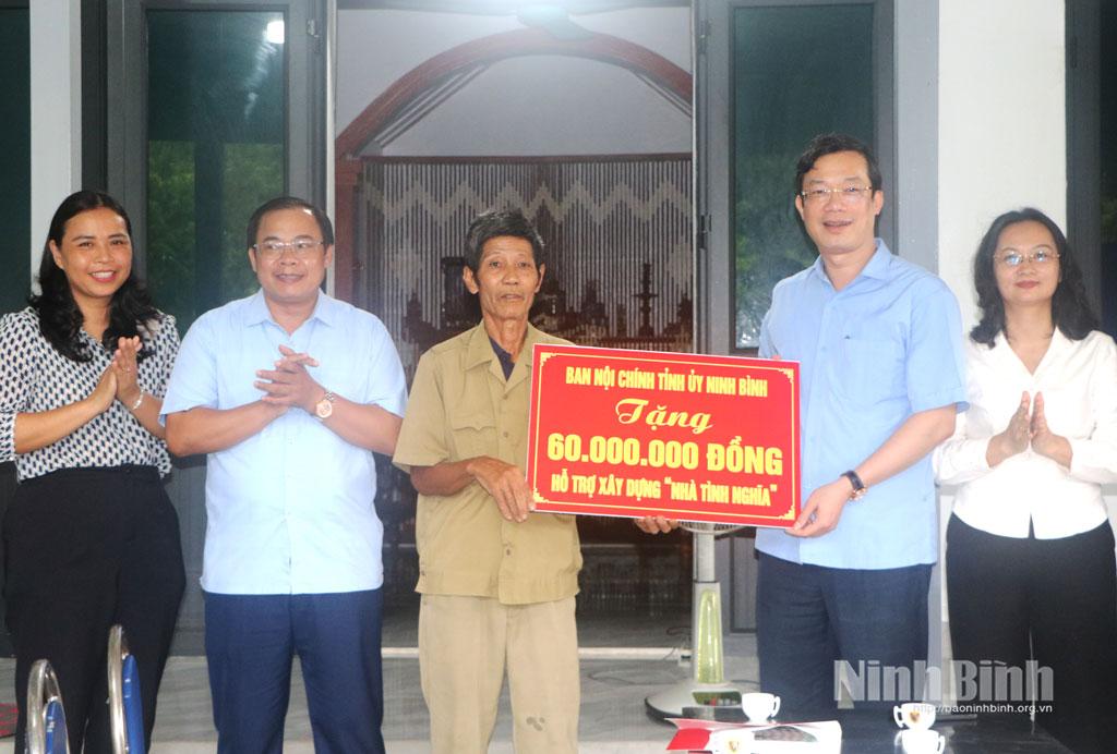 Đồng chí Nguyễn Minh Tiến, Ủy viên Ban Thường vụ Tỉnh ủy, Trưởng Ban Nội chính Tỉnh ủy trao tặng kinh phí hỗ trợ xây dựng nhà cho ông Nguyễn Đức Bảo, thôn Thong, xã Thanh Liêm.