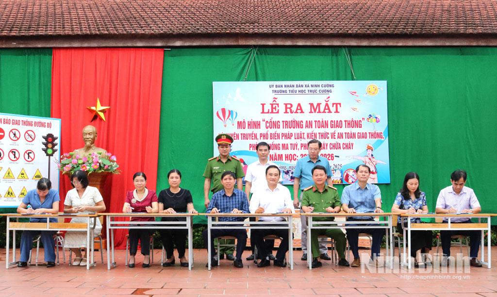 Công an xã Ninh Cường và các trường học trên địa bàn xã ký kết quy chế phối hợp triển khai thực hiện mô hình “Cổng trường an toàn giao thông”.