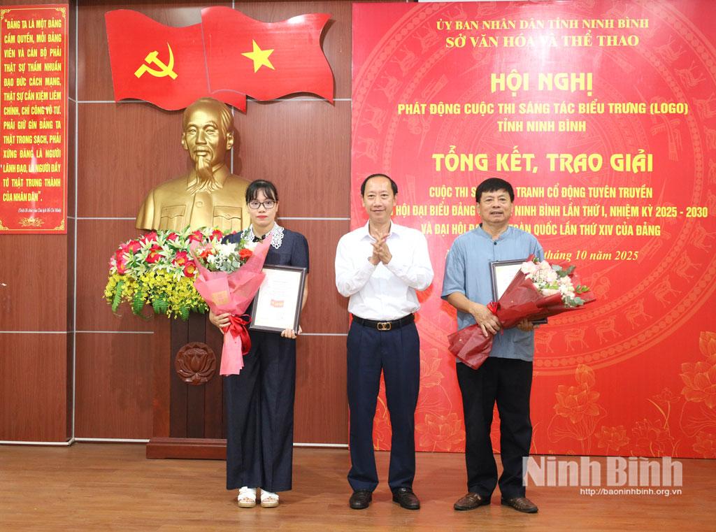 Đồng chí Lê Nguyên Ngọc, Tỉnh ủy viên, Giám đốc Sở Văn hóa và Thể thao trao giải Nhì cho các tác giả.