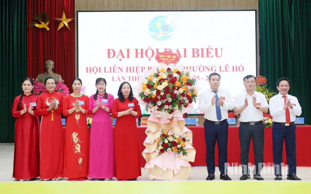 Lãnh đạo Đảng ủy, UBND phường Lê Hồ tặng hoa chúc mừng Đại hội. Ảnh: Lê Dũng