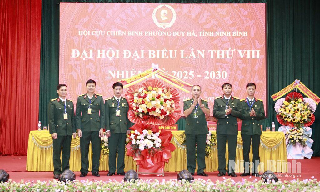 Lãnh đạo Hội Cựu chiến binh tỉnh tặng hoa chúc mừng Đại hội.