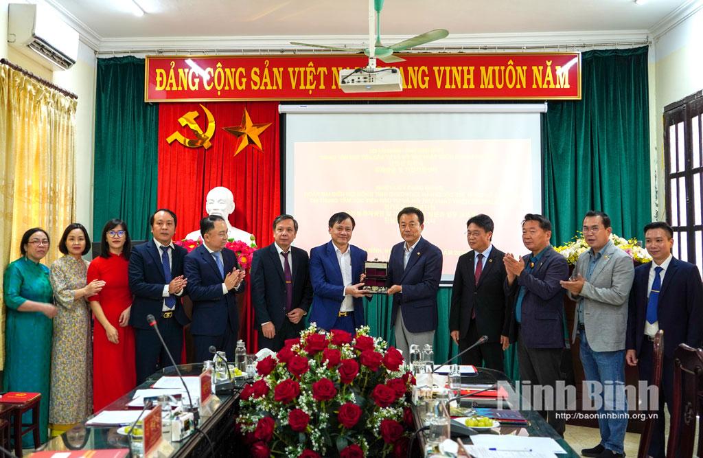 Đồng chí Mai Thanh Long, Tỉnh ủy viên, Phó Chủ tịch HĐND tỉnh tặng quà lưu niệm cho Đoàn công tác Hội đồng tỉnh Gyeonggi.