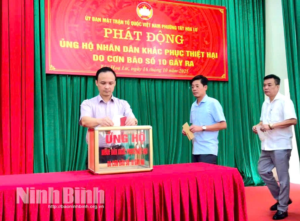 Các đại biểu tham gia ủng hộ nhân dân bị ảnh hưởng do bão số 10.