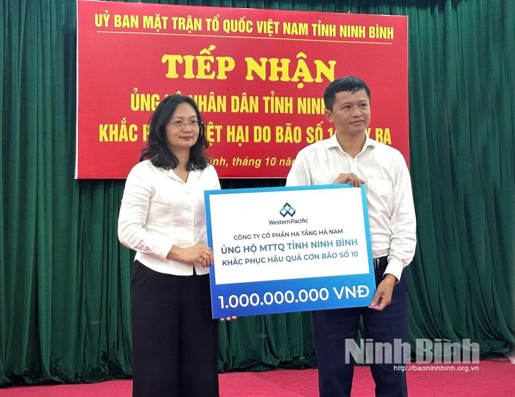 Công ty cổ phần hạ tầng Hà Nam hỗ trợ 1 tỷ đồng giúp Nhân dân khắc phục hậu quả bão số 10.