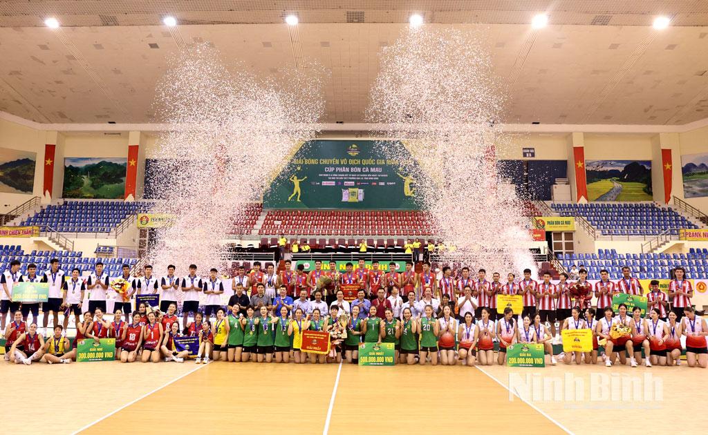 Các đại biểu chụp ảnh lưu niệm cùng các đội bóng tham dự giải.