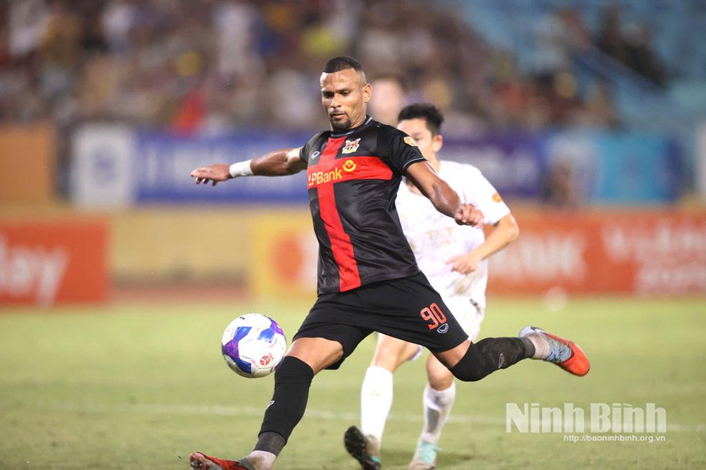 Trận đấu giữa Ninh Bình FC gặp Hà Nội FC trên sân Hàng Đẫy. (Ảnh: Ninh Bình FC cung cấp)