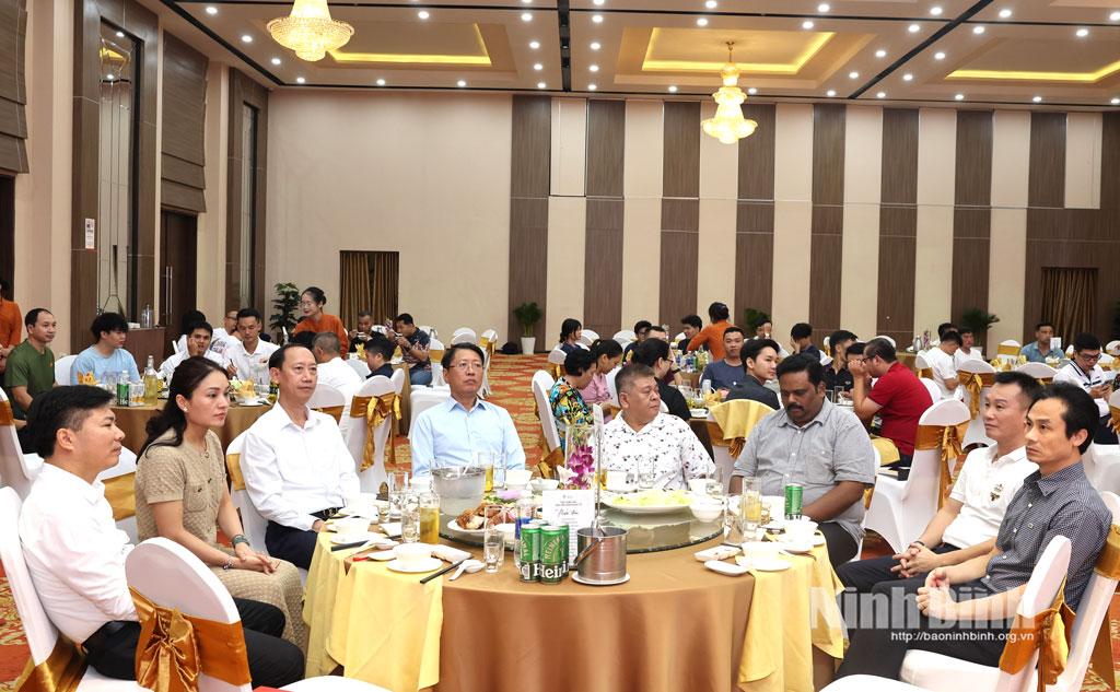 Các đại biểu dự buổi lễ khai mạc.