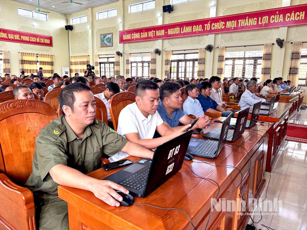 Các thành viên Tổ Công nghệ số cộng đồng xã Đồng Thái tham gia hội nghị tập huấn.