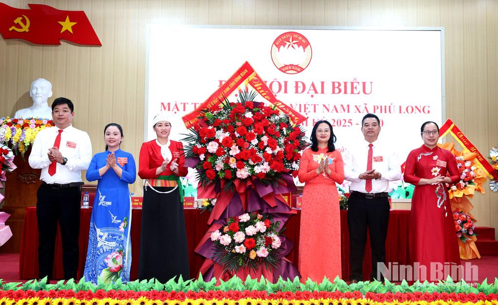 Lãnh đạo Ủy ban MTTQ Việt Nam tỉnh tặng hoa chúc mừng Đại hội.