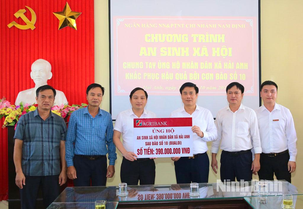 Lãnh đạo Agribank chi nhánh Nam Định trao tiền hỗ trợ cho xã Hải Anh.