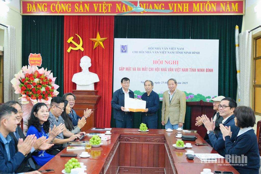 Lãnh đạo Hội Nhà văn Việt Nam trao quyết định thành lập Chi hội Nhà văn Việt Nam tỉnh Ninh Bình.