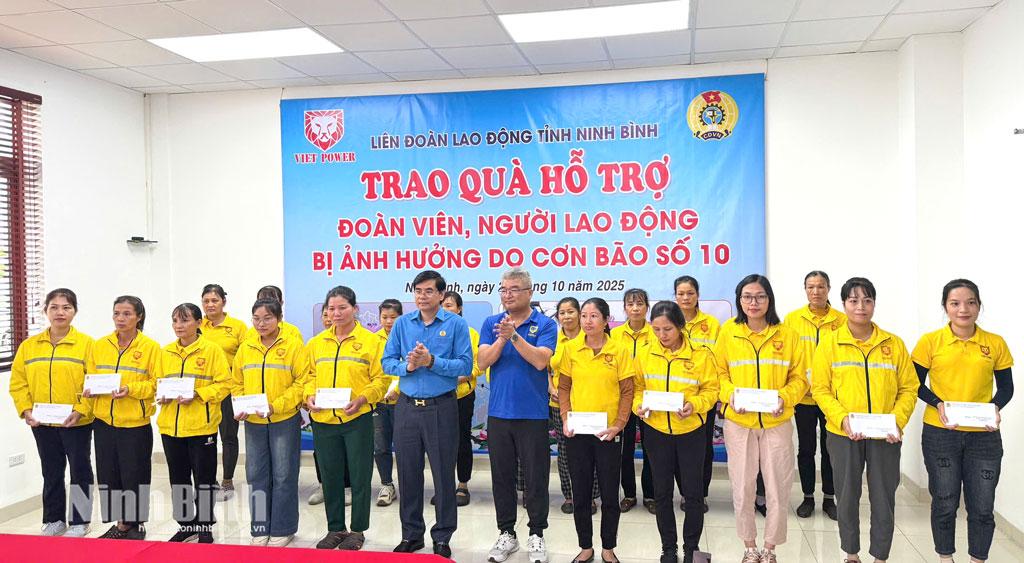 Đồng chí Nguyễn Hải Long, Tỉnh ủy viên, Phó Chủ tịch Ủy ban MTTQ Việt Nam tỉnh, Chủ tịch LĐLĐ tỉnh và lãnh đạo Công ty TNHH Viet Power trao quà cho đoàn viên, người lao động.