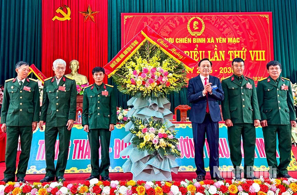 Lãnh đạo xã Yên Mạc tặng hoa chúc mừng Đại hội.