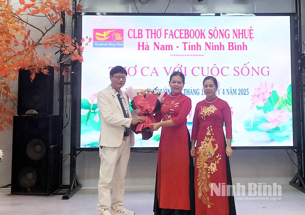 Nhà thơ Lại Ngọc Ngà, Chủ nhiệm CLB nhận hoa chúc mừng của đại diện CLB dân ca và chèo phường Tam Chúc.