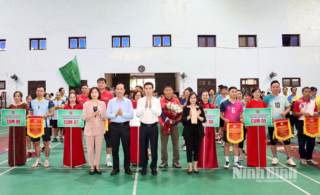 Ban Tổ chức tặng hoa và trao Cờ lưu niệm cho các đoàn tham gia giải.